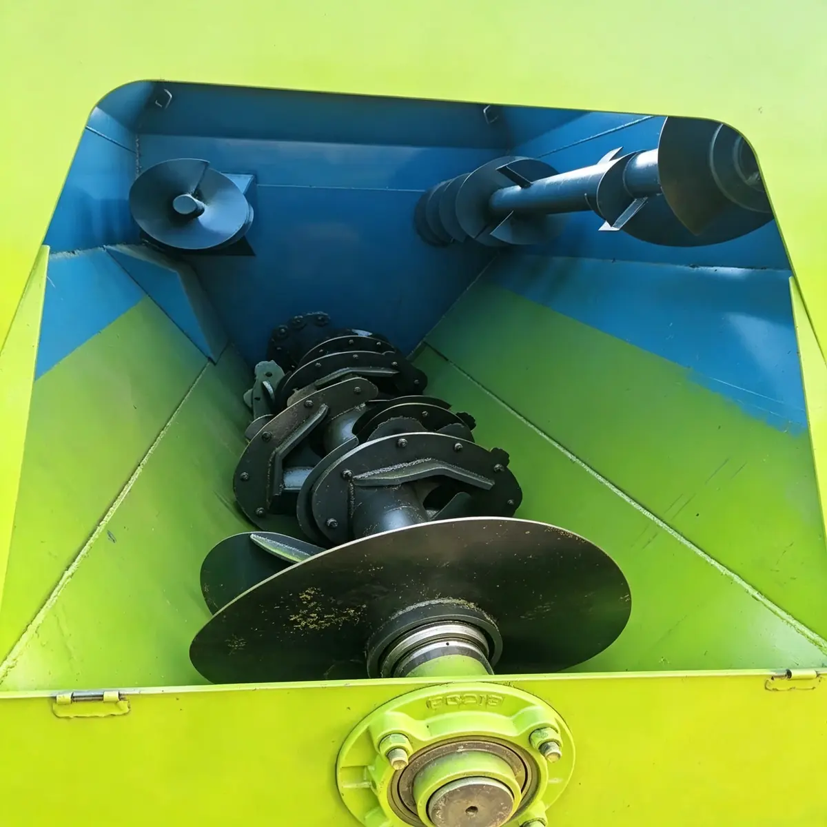 Three Wheel Horizontal Crushing Mixer — factory photo 14